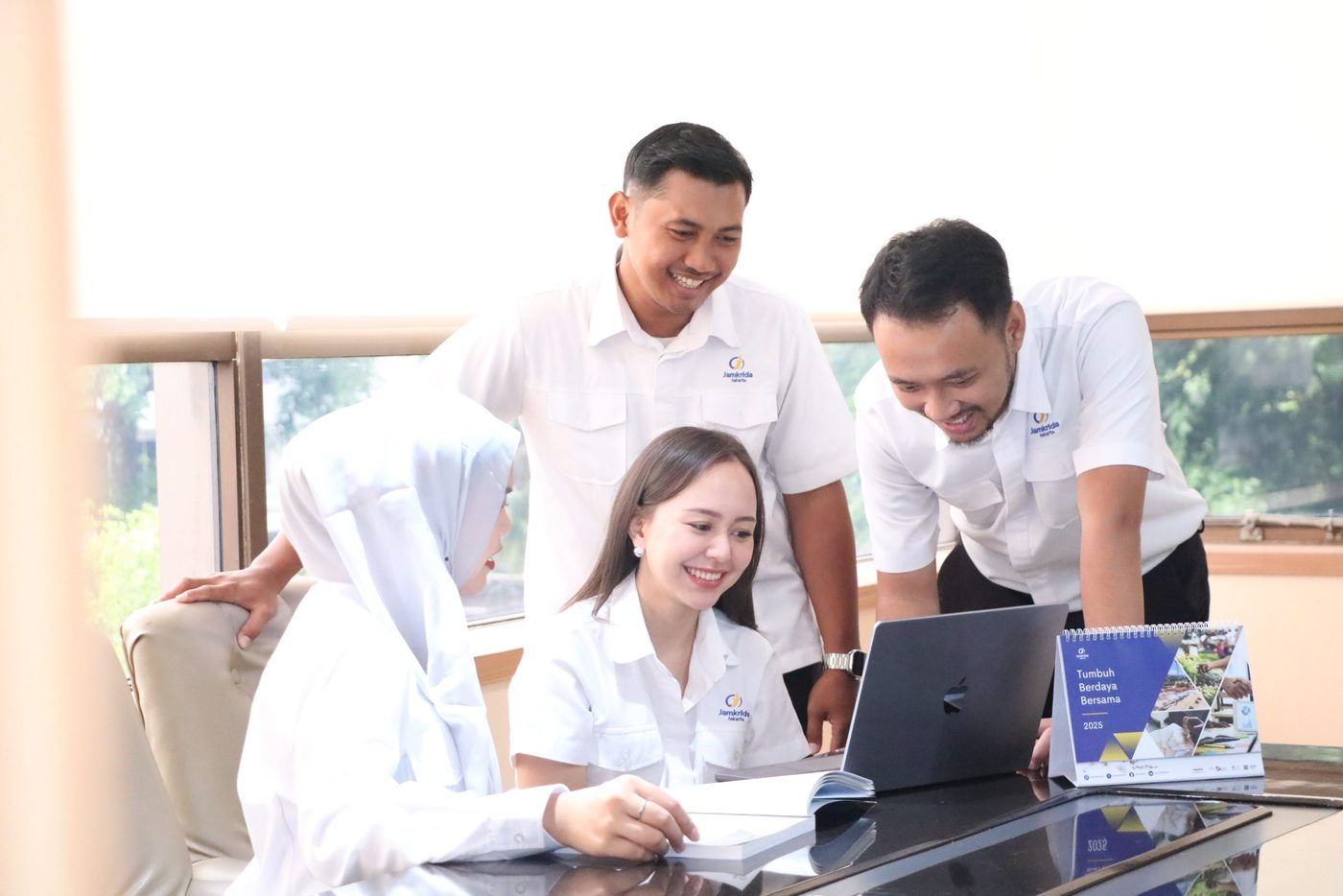 Tim PT Jamkrida Jakarta berdiskusi di kantor